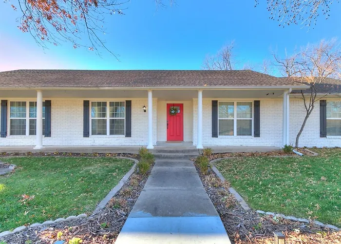 Freshly Remodeled Retreat Awaits! Tulsa