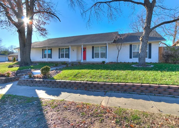 Freshly Remodeled Retreat Awaits! Holiday home Tulsa