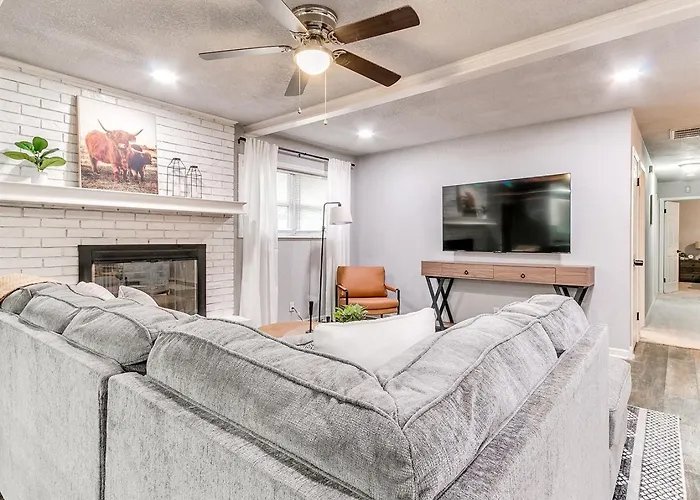 Freshly Remodeled Retreat Awaits! Holiday home Tulsa