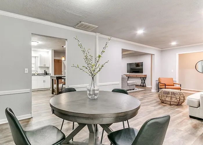 Freshly Remodeled Retreat Awaits! Tulsa