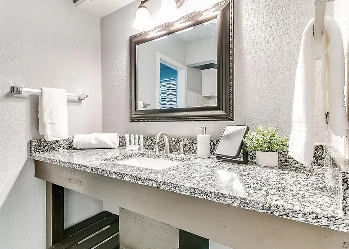 Freshly Remodeled Retreat Awaits! Holiday home Tulsa