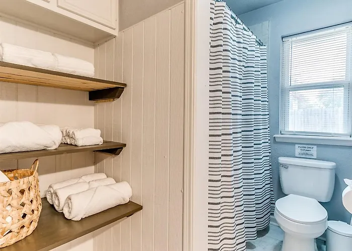 Freshly Remodeled Retreat Awaits! Tulsa